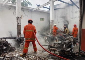 Kebakaran showroom Arik Motor menghanguskan 43 sepeda motor di Trenggalek