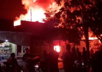 Kebakaran toko bangunan di Pasar Gambar Wonodadi dan gudang kayu di Gandusari Blitar