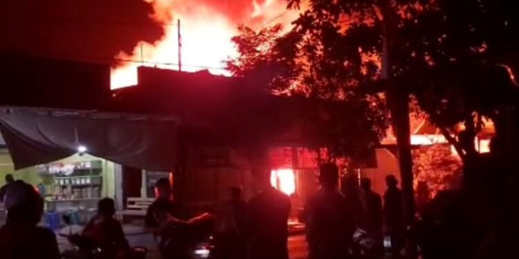 Kebakaran toko bangunan di Pasar Gambar Wonodadi dan gudang kayu di Gandusari Blitar