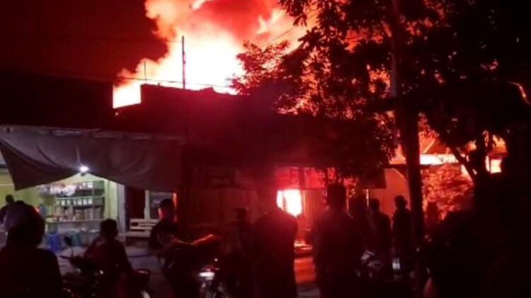 Kebakaran toko bangunan di Pasar Gambar Wonodadi dan gudang kayu di Gandusari Blitar