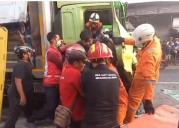 Sopir truk boks terjepit setelah kecelakaan dengan truk tronton di Keplaksari, Jombang