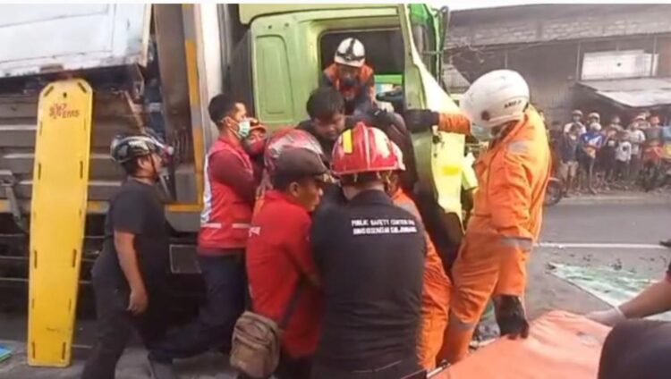 Sopir truk boks terjepit setelah kecelakaan dengan truk tronton di Keplaksari, Jombang