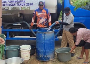 Distribusi bantuan air bersih untuk warga terdampak kekeringan di Trenggalek