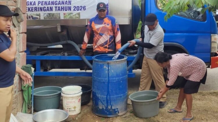Distribusi bantuan air bersih untuk warga terdampak kekeringan di Trenggalek