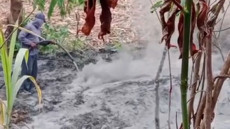 Limbah blothong panas diduga dari PT RMI mencelakai dua petani di Blitar
