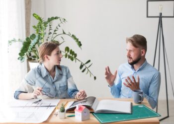 Ilustrasi mansplaining ketika laki-laki mendominasi percakapan dan meremehkan pendapat perempuan