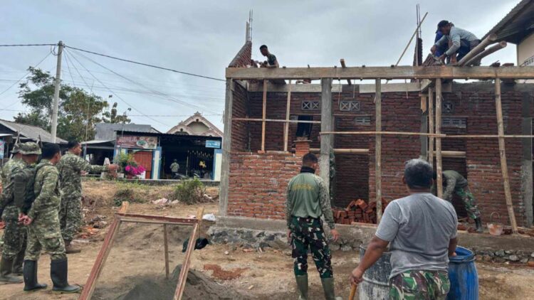 Satgas TMMD Tulungagung membangun MCK umum empat bilik di Desa Pojok, Campurdarat