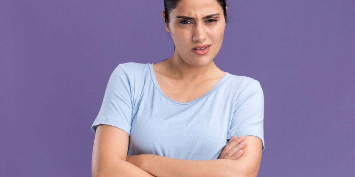 Perempuan yang sering disebut judes dan alasan psikologis di baliknya