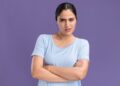 Perempuan yang sering disebut judes dan alasan psikologis di baliknya