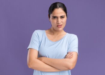 Perempuan yang sering disebut judes dan alasan psikologis di baliknya