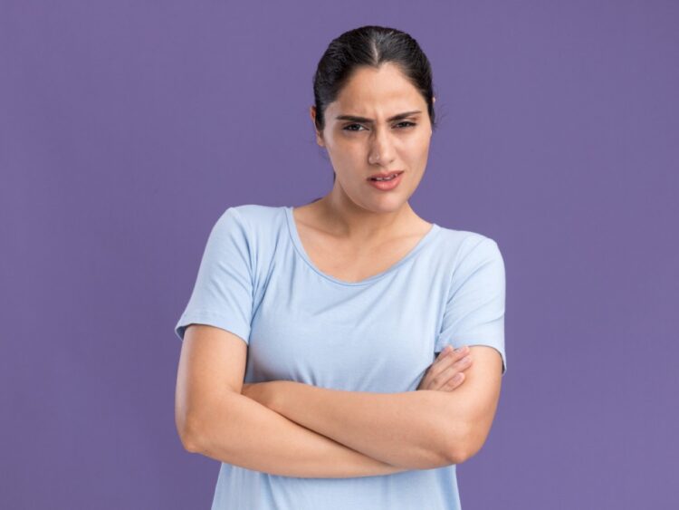Perempuan yang sering disebut judes dan alasan psikologis di baliknya