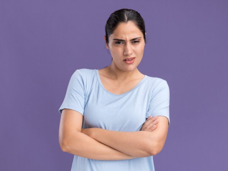 Perempuan yang sering disebut judes dan alasan psikologis di baliknya