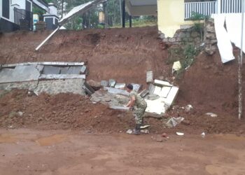 Plengsengan dan pagar Kantor Desa Sobo di Munjungan, Trenggalek, yang longsor setelah hujan