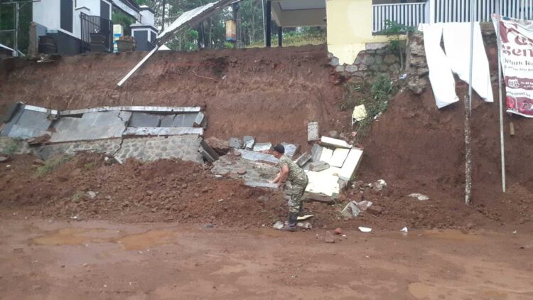 Plengsengan dan pagar Kantor Desa Sobo di Munjungan, Trenggalek, yang longsor setelah hujan