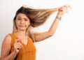 Perempuan dengan rambut mengembang dan bergelombang setelah keramas