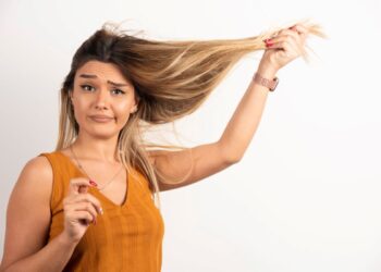 Perempuan dengan rambut mengembang dan bergelombang setelah keramas