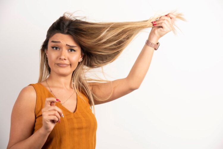 Perempuan dengan rambut mengembang dan bergelombang setelah keramas