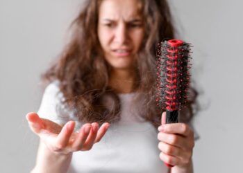 Ibu menyisir rambut yang rontok setelah melahirkan