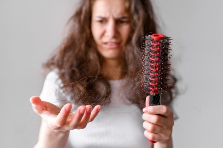 Ibu menyisir rambut yang rontok setelah melahirkan