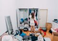 Cara decluttering dengan memilah barang untuk membuat rumah lebih rapi dan nyaman