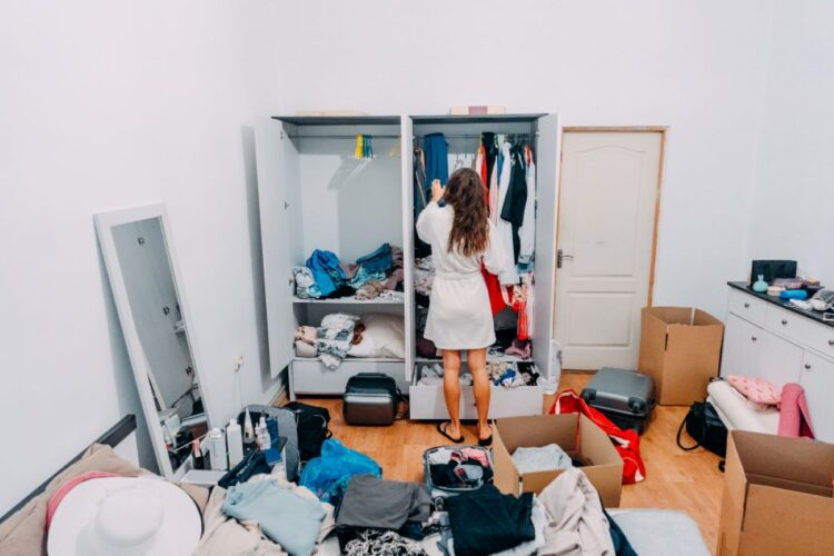 Cara decluttering dengan memilah barang untuk membuat rumah lebih rapi dan nyaman