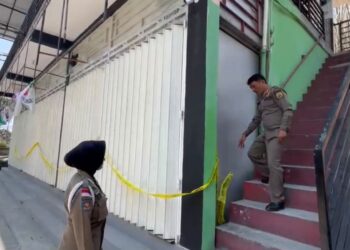 Segel gerai miras Sari Jaya di ruko Jaas Trenggalek ditemukan rusak pada Selasa 13 Oktober 2026