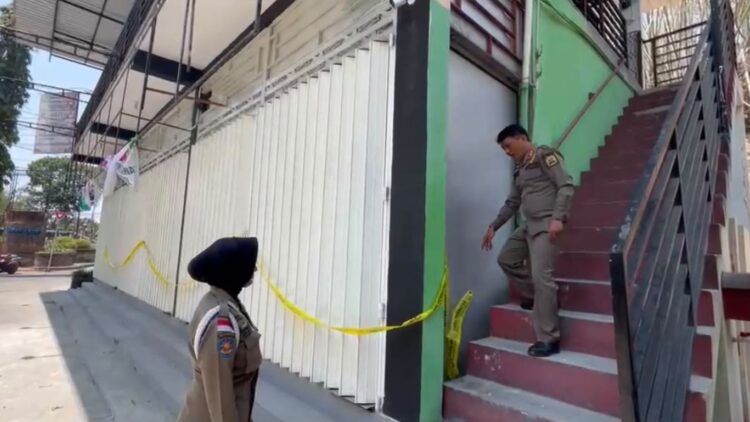 Segel gerai miras Sari Jaya di ruko Jaas Trenggalek ditemukan rusak pada Selasa 13 Oktober 2026