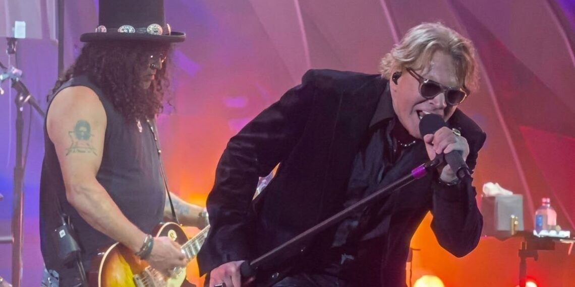 Axl Rose vokalis Guns N' Roses saat tampil di atas panggung