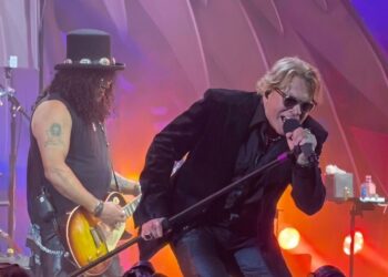 Axl Rose vokalis Guns N' Roses saat tampil di atas panggung