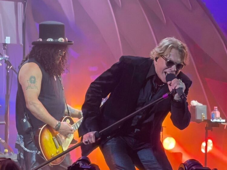 Axl Rose vokalis Guns N' Roses saat tampil di atas panggung