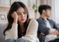 Perempuan merenung karena sulit meninggalkan hubungan toxic akibat sunk cost fallacy