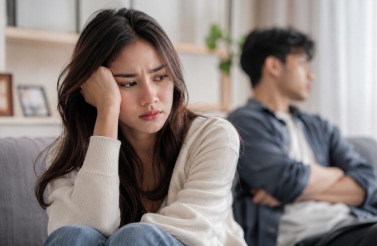 Perempuan merenung karena sulit meninggalkan hubungan toxic akibat sunk cost fallacy