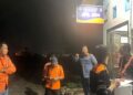 Inspeksi keselamatan perlintasan kereta api malam hari oleh KAI Daop 7 Madiun