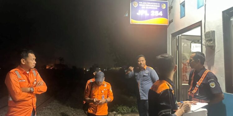 Inspeksi keselamatan perlintasan kereta api malam hari oleh KAI Daop 7 Madiun