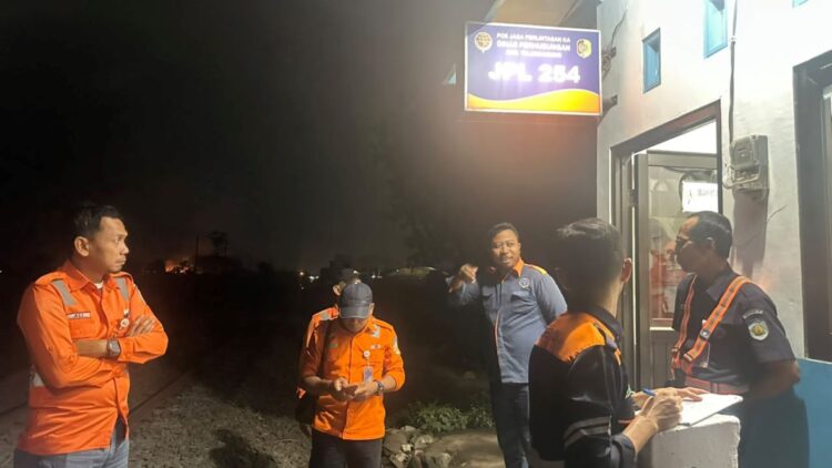 Inspeksi keselamatan perlintasan kereta api malam hari oleh KAI Daop 7 Madiun