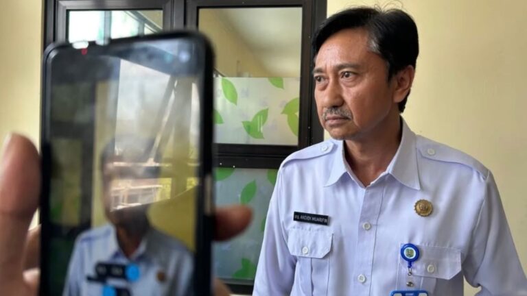 Pemeriksaan sampel air sumur dan feses untuk menyelidiki dugaan keracunan di Trenggalek